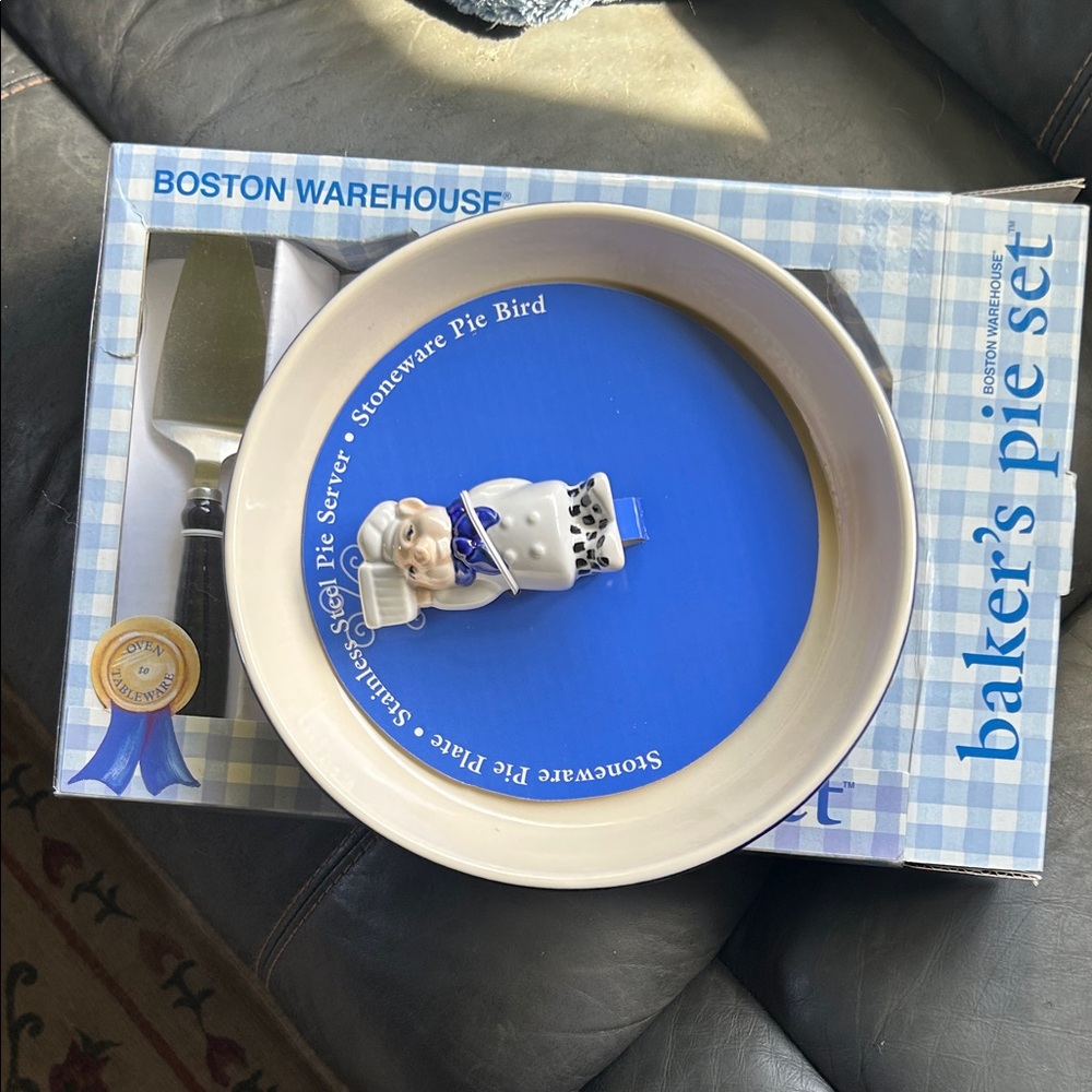 Boston Warehouse Cream and Blue Baker's Pie Set with Pie Pig